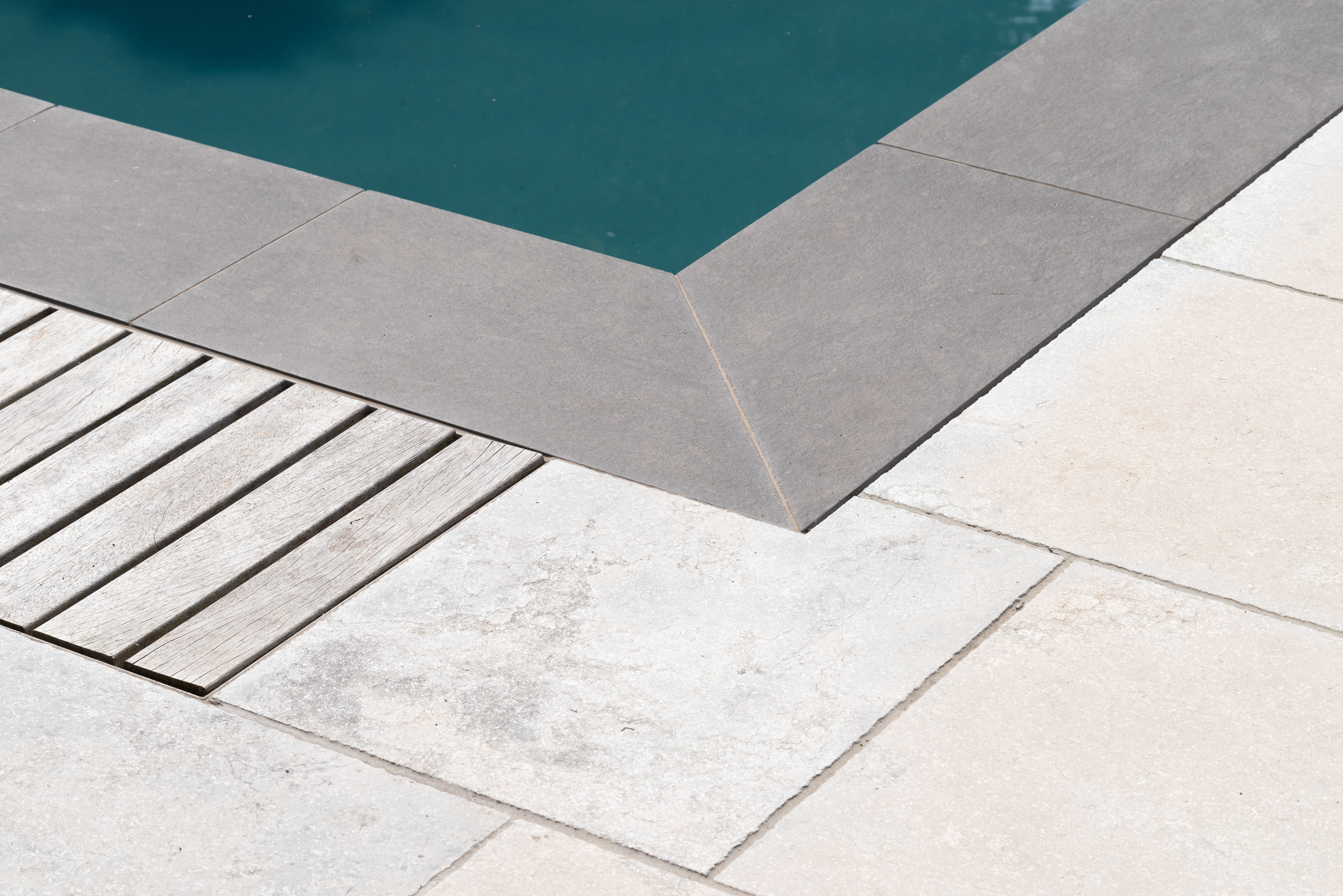 FotoModern zwembad van LPW Pools in de tuin